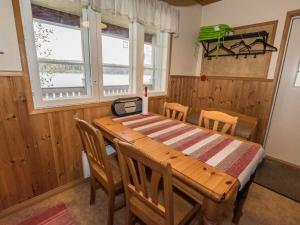 Matildedal萨图里纳度假屋的一间带木桌和椅子的用餐室