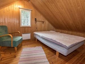 Matildedal萨图里纳度假屋的卧室配有床、椅子和窗户。