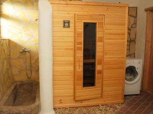 ČernovHoliday Home Chrastov by Interhome的一间带洗衣机的浴室内的木制淋浴间