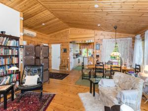 PiispalaHoliday Home Metsä-iivari by Interhome的带家具的客厅和用餐室