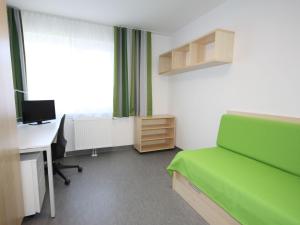 Sankt UlrichApartment smart living by Interhome的客房设有床、书桌和电脑