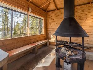 KokkosenlahtiHoliday Home Aaltola by Interhome的小木屋内的炉灶,设有窗户