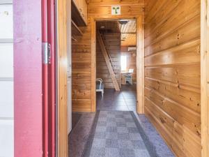 KokkosenlahtiHoliday Home Aaltola by Interhome的木房子的走廊,有楼梯