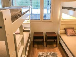 拉赫登佩拉Holiday Home Venla by Interhome的一间小房间,配有双层床和楼梯