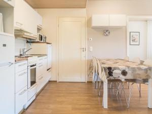 拉赫登佩拉Holiday Home Venla by Interhome的厨房以及带桌椅的用餐室。