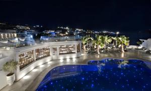 普拉迪斯亚罗斯佩蒂诺斯海滩酒店的享有带游泳池的大楼的夜间景致