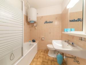布列登Studio Residentie Astrid-10 by Interhome的浴室配有卫生间、盥洗盆和淋浴。