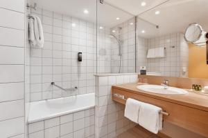 波鸿波鸿H+酒店的带浴缸、水槽和淋浴的浴室