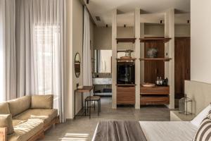 科林比亚罗德库克酒店（仅限成人）的一间带沙发的卧室和一间客厅