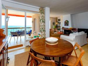 圣安德烈斯-德利亚瓦内拉斯Apartment Acuario by Interhome的一间带木桌的客厅和一间客厅。