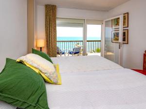 圣安德烈斯-德利亚瓦内拉斯Apartment Acuario by Interhome的一间卧室设有一张床,享有海景