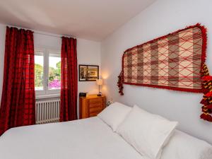 圣安德烈斯-德利亚瓦内拉斯Apartment Acuario by Interhome的卧室配有白色的床和窗户。