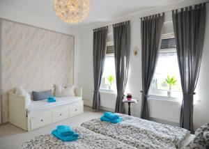 吕本瑙Zach Family的一间卧室配有两张床和蓝色毛巾。
