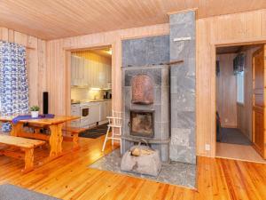 AhmovaaraHoliday Home Koivupirtti by Interhome的客厅设有壁炉和木地板。