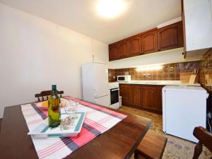 普利格拉迪卡Holiday Home Peter by Interhome的厨房配有桌子和白色冰箱。