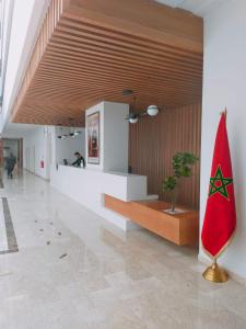 阿加迪尔Zephyr Agadir的大楼里有一个大厅,上面有红色冲浪板