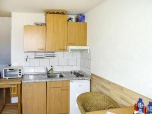 高尔维茨Apartment Gollwitzer Park - Insel Poel-6 by Interhome的一个带木制橱柜和水槽的小厨房