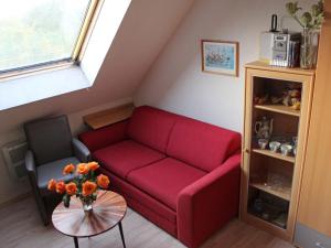 高尔维茨Apartment Gollwitzer Park - Insel Poel-6 by Interhome的客厅配有红色的沙发和桌子
