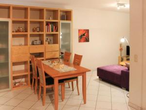 高尔维茨Apartment FIP-Ferienpark - Insel Poel-2 by Interhome的厨房以及带桌椅的用餐室。