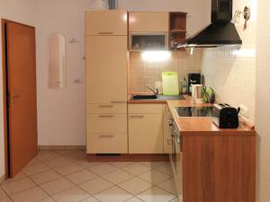 高尔维茨Apartment FIP-Ferienpark - Insel Poel-2 by Interhome的厨房配有白色橱柜和台面