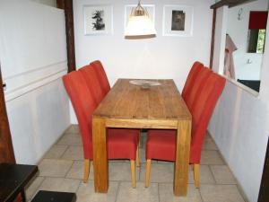 弗兰克瑙Holiday Home Smuk by Interhome的餐桌和四把红色椅子