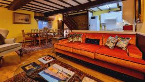 沃特牛顿内尼河度假屋的客厅配有红色的沙发和桌子