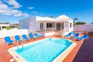 马赫Villa Candela的别墅 - 带游泳池和蓝色椅子