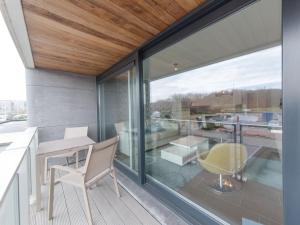 布列登Apartment Sea Breeze by Interhome的阳台设有玻璃门和桌椅。