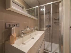 布列登Apartment Sea Breeze by Interhome的一间带水槽和淋浴的浴室