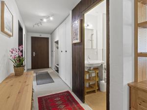 库尔瓦尔登Apartment Seeli by Interhome的客房设有带水槽和镜子的浴室