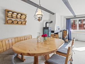 库尔瓦尔登Apartment Seeli by Interhome的一间带木桌和椅子的用餐室