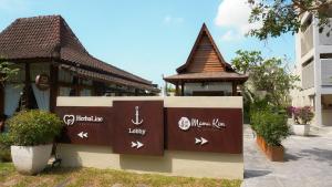 马六甲Sojourn Guest House Melaka的塔楼前的标志
