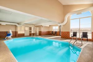 利柏提利伯勒尔速8酒店的蓝色的大游泳池,位于酒店客房内