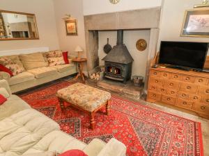ManserghBeckside Cottage的带沙发和壁炉的客厅