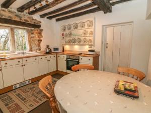 ManserghBeckside Cottage的厨房配有桌子和桌椅