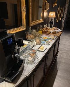 Saint-Vaury拉亚力格住宿加早餐旅馆的上面填满了食物的桌子