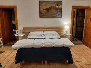 罗马罗坎达凯洛利酒店的一张大床,房间带两张桌子