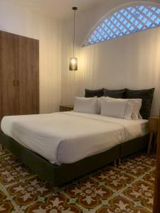 卡塔赫纳Casa Marta by Soho的一间卧室设有一张大床和窗户