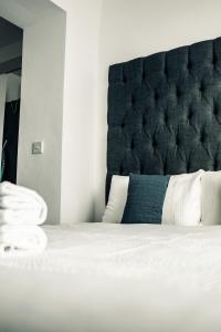 哈德斯菲尔德Dealhouse Apartments 10的一间卧室配有一张带黑色床头板的床