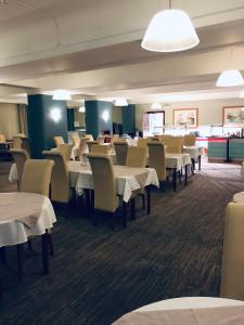伦敦伦敦文森特之家酒店的一间设有白色桌椅的用餐室