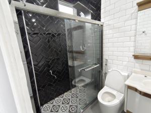 哥打巴鲁LUXURY Modern House Kubang Kerian UNIFI 4 Bedrooms的带淋浴和卫生间的浴室