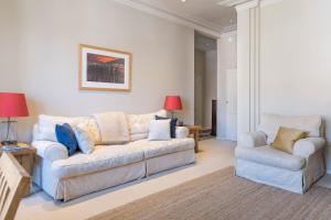伦敦Homely 2 Bedroom Victorian Apartment in Hampstead的客厅配有沙发和椅子