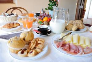 PetrignanoAlba su Assisi的餐桌上放有食物和牛奶的盘子