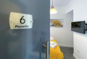 普里茅斯Piccadilly by Pureserviced的床上门上的标志