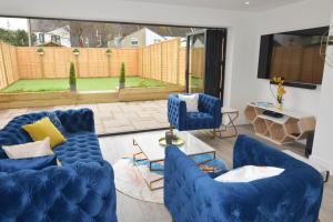 利特尔Outstanding modernised 3/4 double bedroomed house的客厅配有蓝色的家具和大窗户