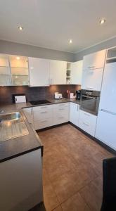 格仑达积图Kirkjufell central apartment的厨房配有白色橱柜和台面