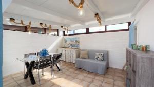 滨海波利尼亚诺WePuglia - La Dimora di Mara的客厅配有桌子和沙发