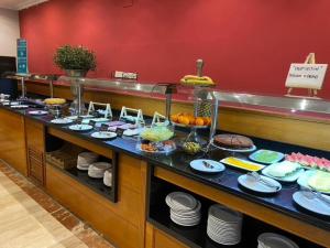 巴塞罗那绿洲酒店的餐厅内供应的自助餐