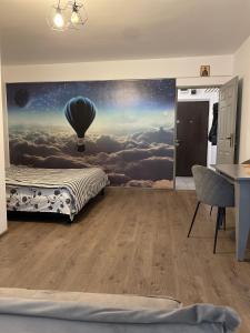 康斯坦察City Park Studio的一间设有卧室的房间,卧室内装有气球壁画