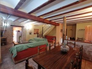 CarcelénCasas Rurales Tío Segundo的一间卧室配有一张床、一张桌子和一个楼梯